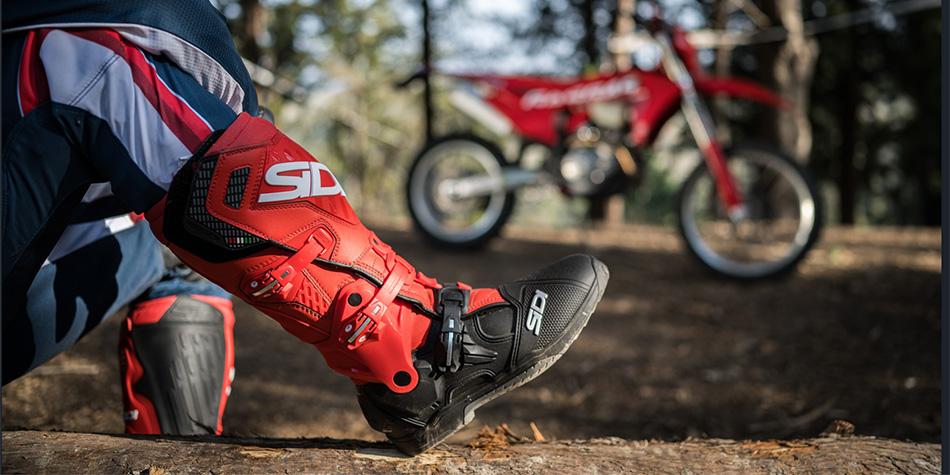 Pirmo reizi ārpus asfalta: kā izvēlēties enduro apavus un aizsargus